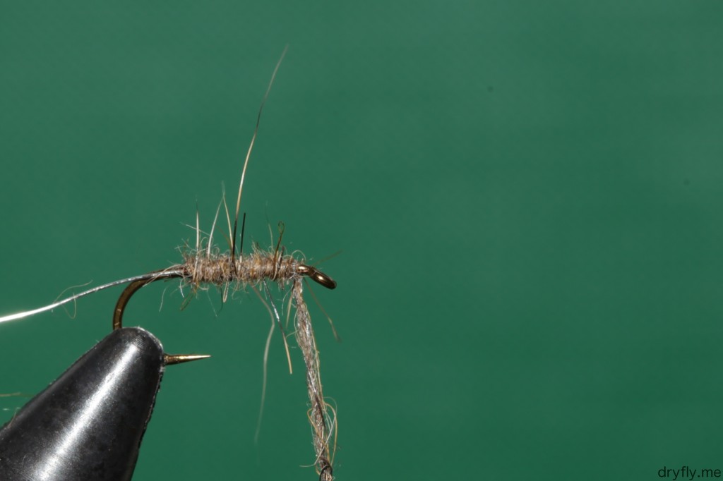 2013.04.dryfly.me.dubbing_wapsi_squirrel_on_hook