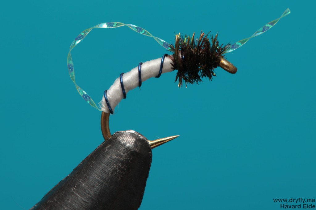 dryfly.me.2013.12.30.peacock_flash_midge_white_2