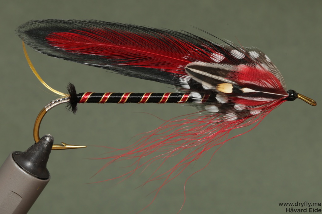 2014.10.25.dryfly.me.red_black_streamer2